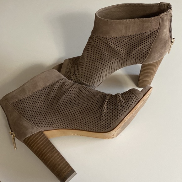 Stylish Vince Camino high heels.  Soft gray suede. - Picture 5 of 5